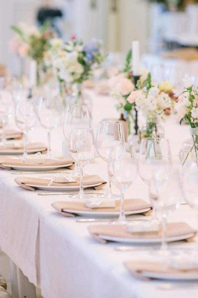 table de mariage décorée avec des fleurs