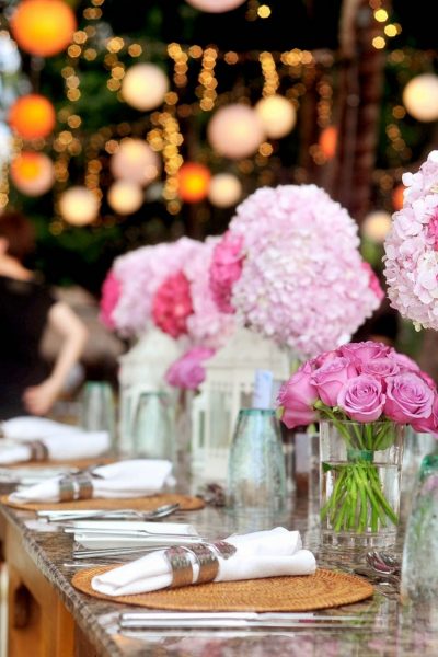 table de mariage décorée avec des fleurs