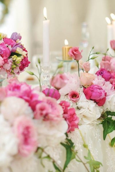 décoration de mariage sur table. compositions florales et décoration. arrangement de fleurs roses et blanches au restaurant pour un mariage de luxe