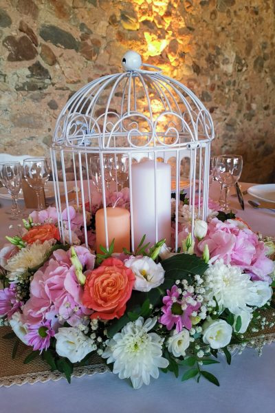 décoration de mariage sur table. compositions florales et décoration. arrangement de fleurs roses et blanches au restaurant pour un mariage de luxe