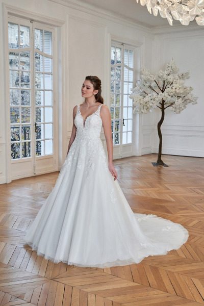 robes-de-mariees-train-tulle-dentelle-coeur-collection-2022-annecy